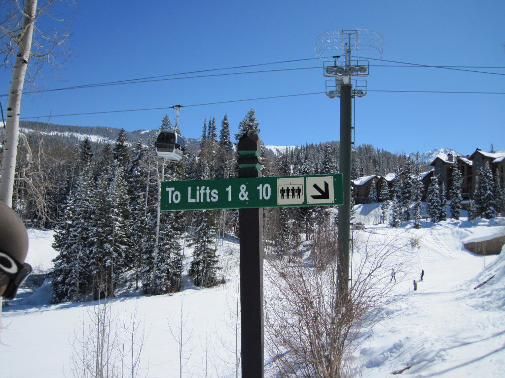 Sign pointing to skiing from the free gondola parking garage in Telluride
